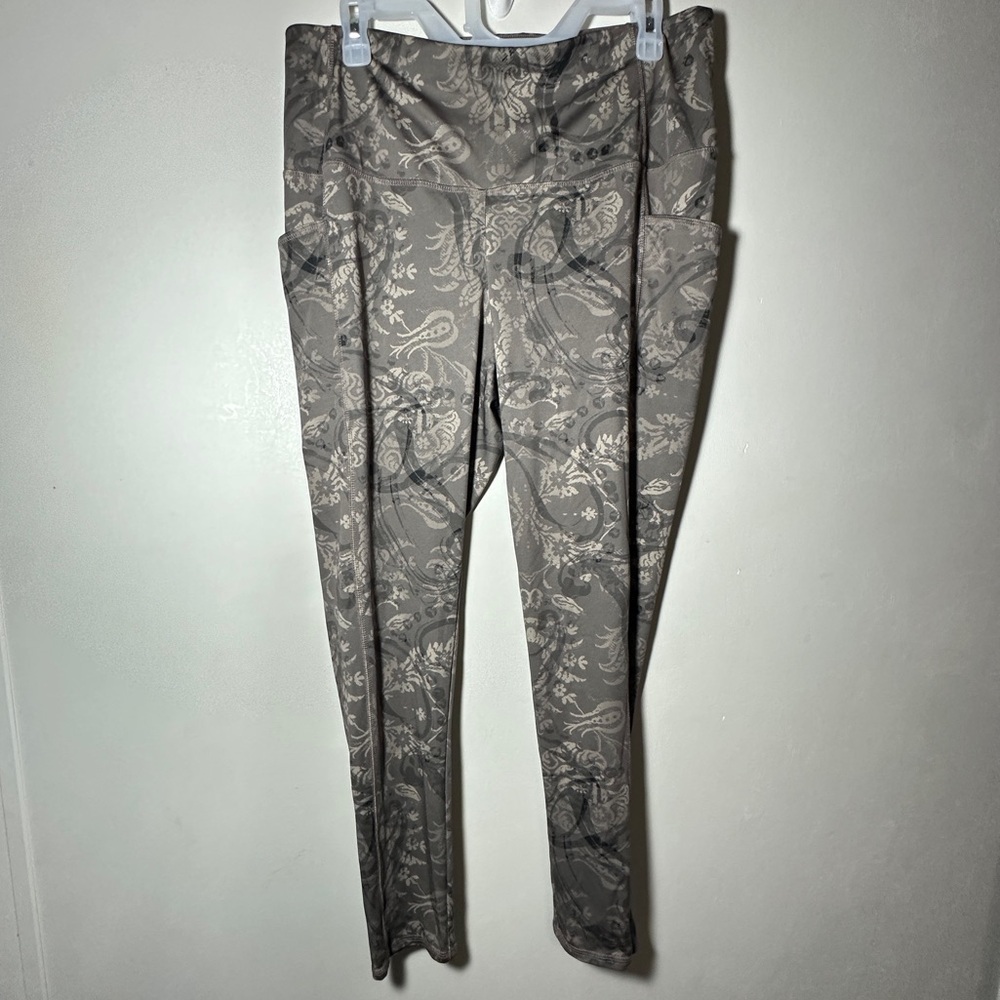 Chico’s Zenergy So Slimming Paisley Print Cargo Pocket Leggings Size 2 (12-14)